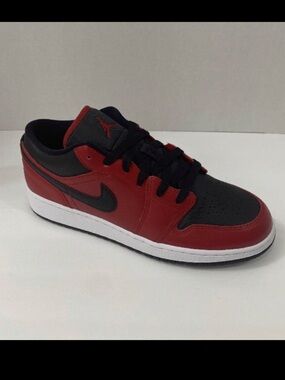 Nike Low-Top Sneakers - Black & Red